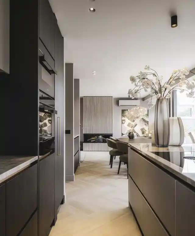 Sfeervolle Woonkamer In Zwolle Met Zachte Kleuren, Luxe Stoffen En Functionele Meubels